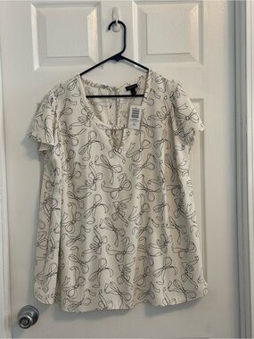 NWT Torrid Bow Print Neck Detail Blouse Top